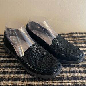 Women's Black Mini Dot Slip-On US Size 6 TROTTERS Loafers Leather Shoes EUC #489